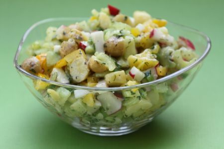Salate usoare de primavara. Salata de ridichi cu cartofi
